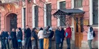 В Петербурге у китайского генконсульства заметили огромную очередь 